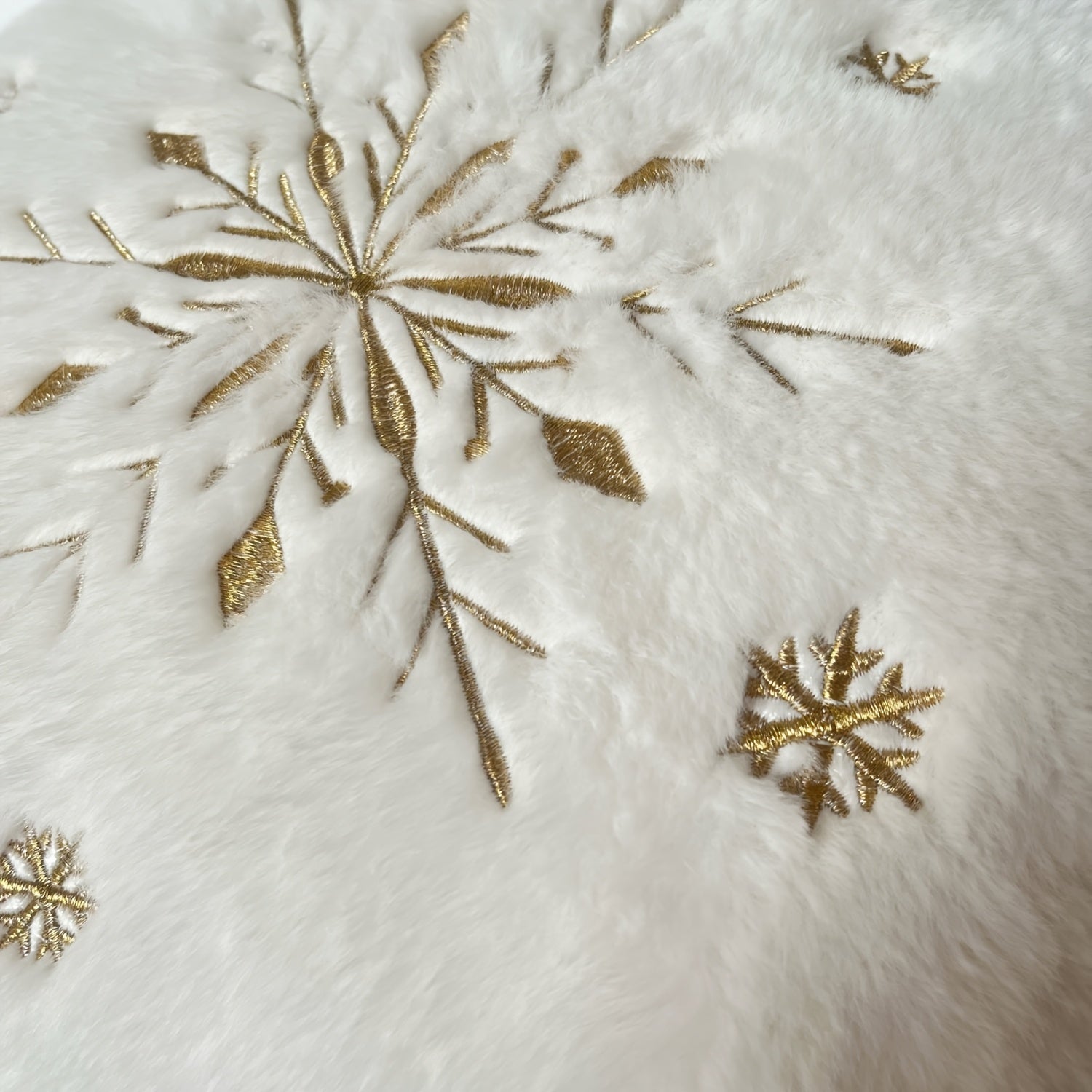“Golden Frost” – 17-Inch Round Christmas Snowflake Pillow Cove