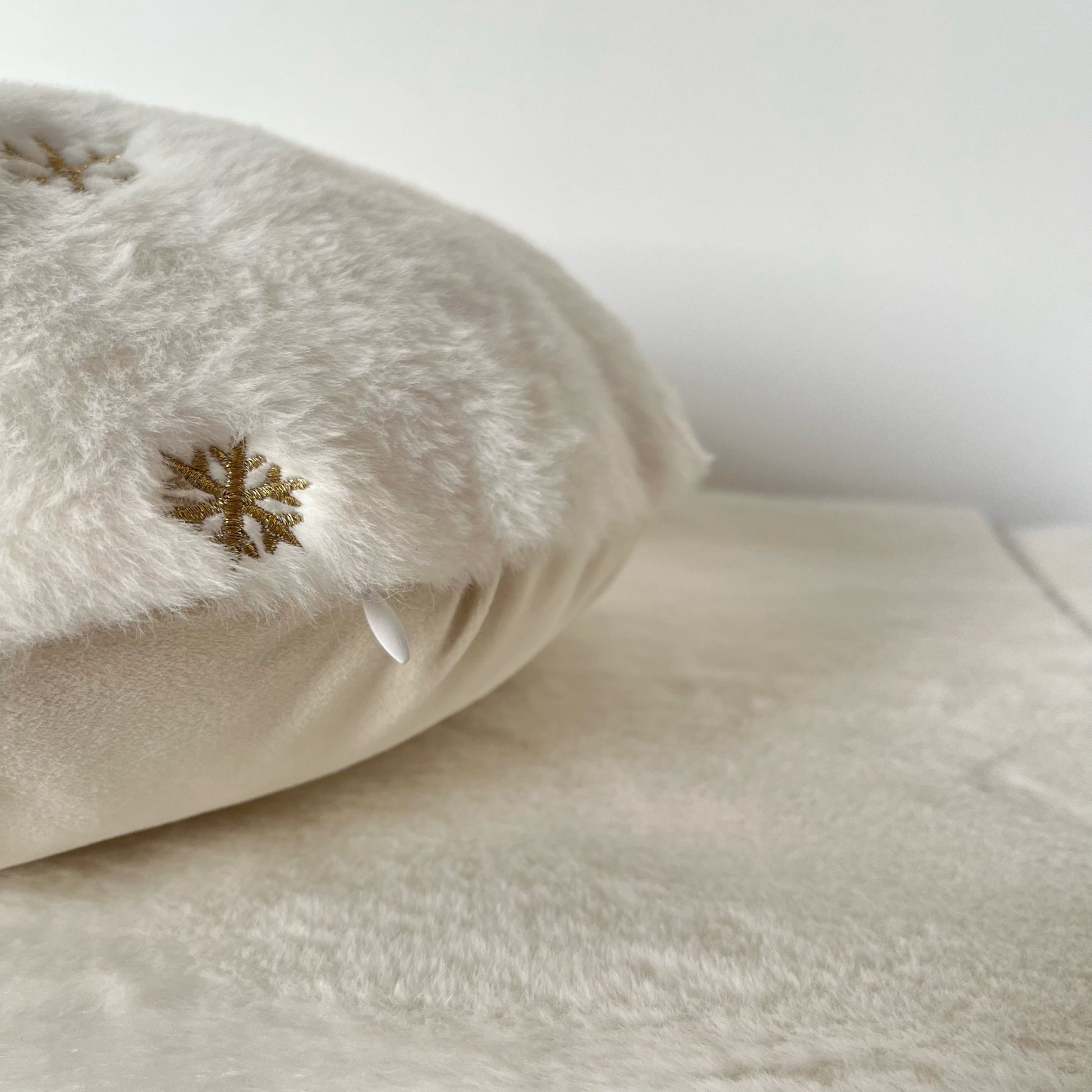 “Golden Frost” – 17-Inch Round Christmas Snowflake Pillow Cove