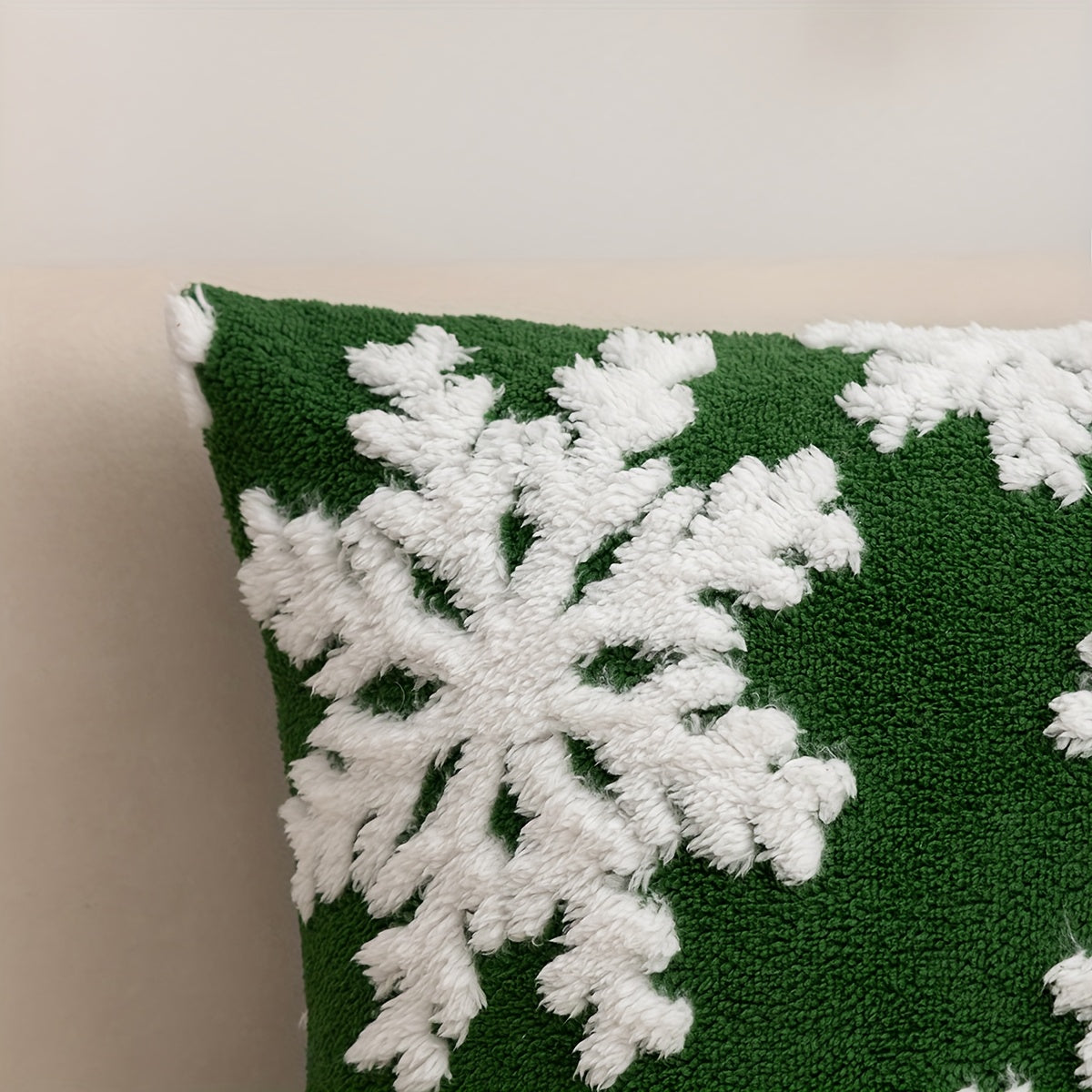 “Frostsoft Elegance” – 2-Piece Snowflake Velvet Pillow Cover Set